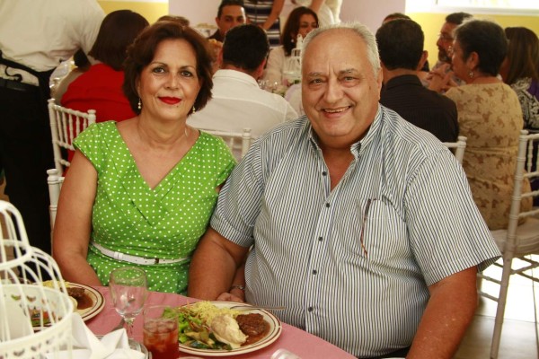 Marianne Castillo recibe el sacramento del bautismo