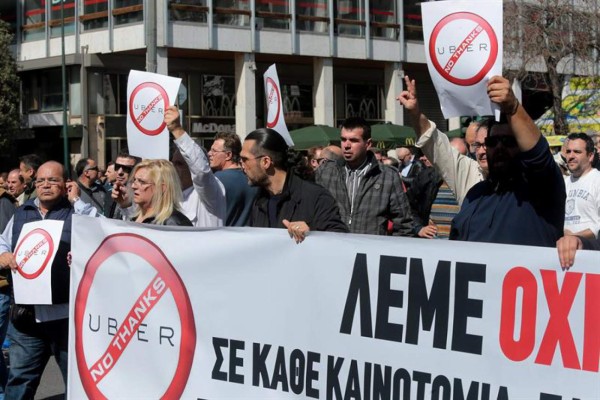 Taxistas agreden a chóferes privados en una protesta en Atenas