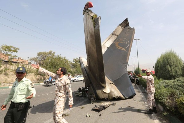 Mueren 40 personas tras estrellarse avión en Irán