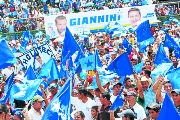 Una campaña sin insultos promete Juan Orlando Hernández