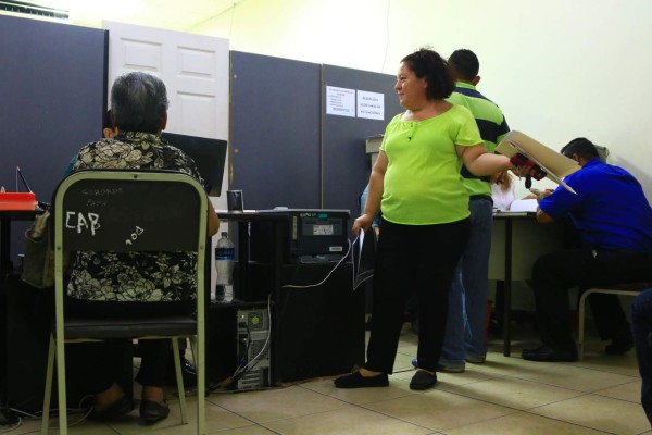 Denuncian chantajes por traspasos de vehículos