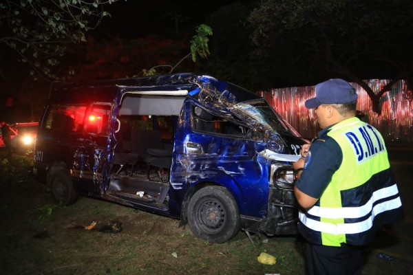 Cinco heridos deja accidente entre un microbús y un turismo en el bulevar del sur