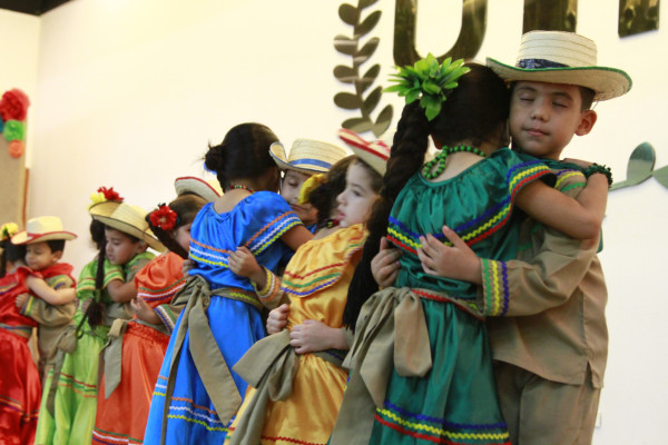 Alumnos de escuelas bilingües se lucen en Festival