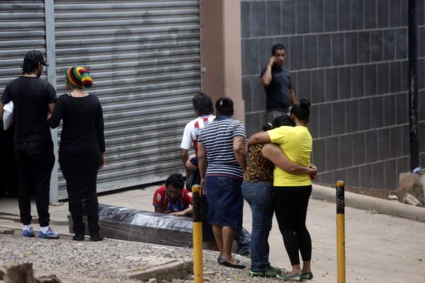 Acuestan al suelo a cuatro jóvenes y luego los acribillan