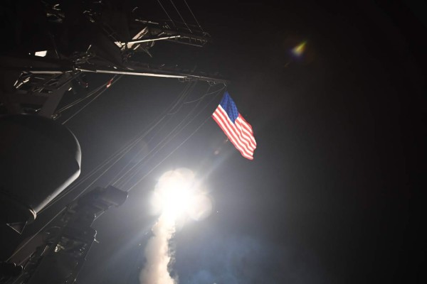 Estados Unidos bombardea base siria en respuesta a 'ataque químico'.