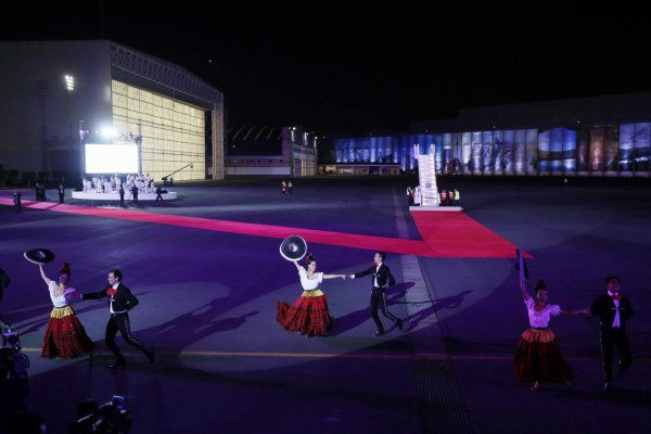 El Papa llega a México en donde es recibido por una multitud