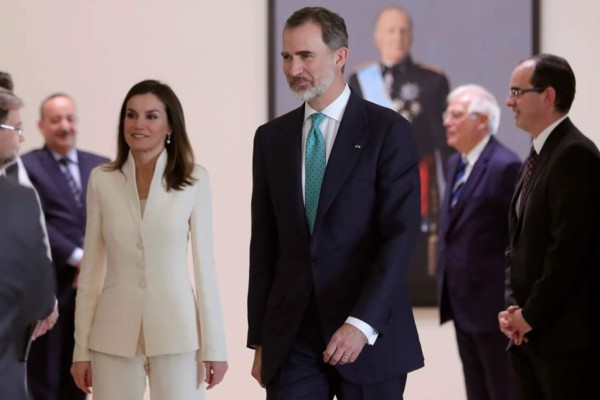 La reina Letizia repite en San Valentín el mismo traje de su pedida de mano