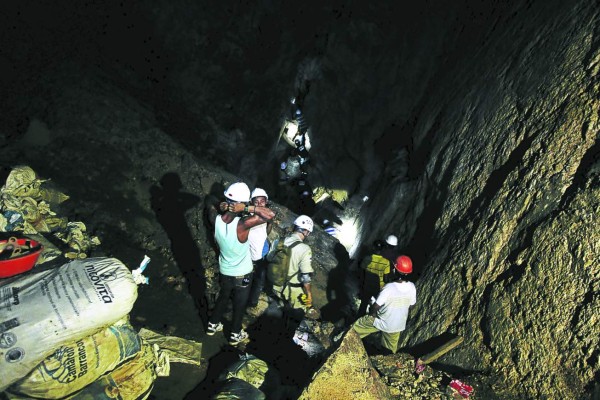 Las esperanzas se agotan para encontrar vivos a los ocho mineros