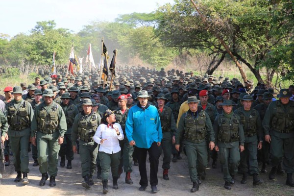 Maduro advierte de una 'escalada militar' desde Colombia