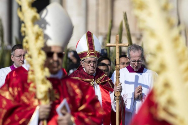 El Papa anima a los jóvenes en el Domingo de Ramos a 'gritar' ante las manipulaciones