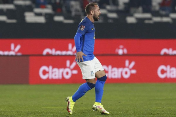 Brazil's Everton Ribeiro celebrates after scoring against Chile during the South American qualification football match for the FIFA World Cup Qatar 2022 at the Monumental Stadium in Santiago, on September 2, 2021. (Photo by CLAUDIO REYES / various sources / AFP)
