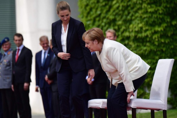 Merkel participa sentada en los honores militares para evitar un nuevo temblor