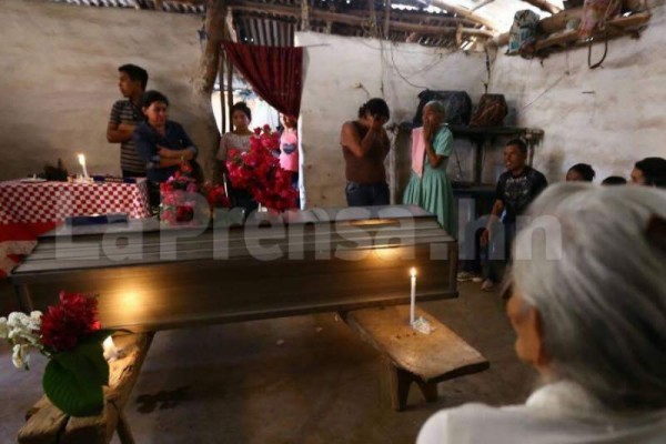 En medio de humildes condiciones se produjo el funeral de las víctimas del accidente del domingo que dejó 24 fallecidos en la carretera Tegucigalpa a San Miguelito.