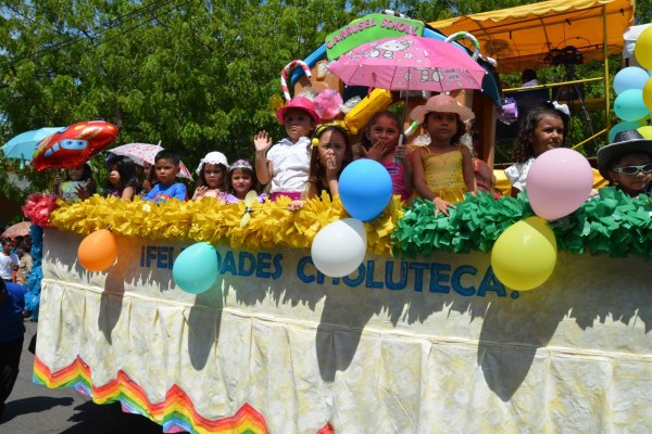 Preciosas carrozas engalanaron el desfile del 169 aniversario de la sultana del sur.