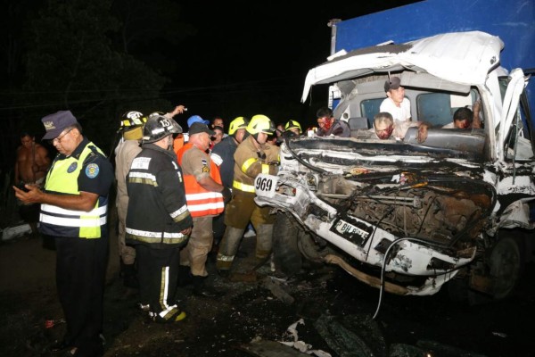 Un muerto y siete heridos en aparatoso accidente de tránsito