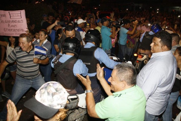 Ministro garantiza aumento, aguinaldo y bono a policías