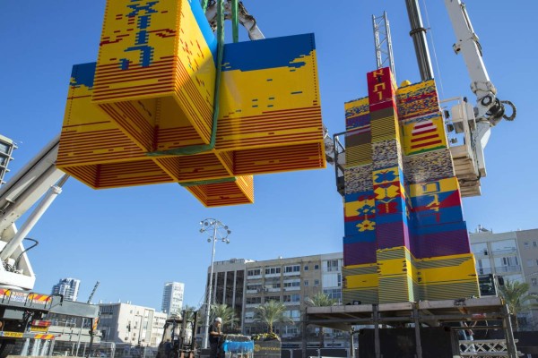 Construyen torre de 36 metros de altura con piezas de Lego