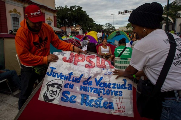 CAR15. CARACAS (VENEZUELA) 3/11/2016.- Miembros de la Juventud del gobernante Partido Socialista Unido de Venezuela (JPSUV) acampan hoy, jueves 3 de noviembre de 2016, en apoyo al presidente venezolano, Nicolás Maduro, en Caracas (Venezuela). El primer vicepresidente del gobernante Partido Socialista Unido de Venezuela (PSUV), Diosdado Cabello, alertó que la oposición venezolana va a tratar de infiltrarse en los campamentos que el chavismo instaló en las afueras del palacio presidencial. EFE/MIGUEL GUTIÉRREZ