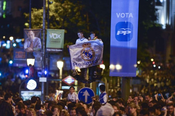 Real Madrid ofrece la Décima a los miles de aficionados en Cibeles