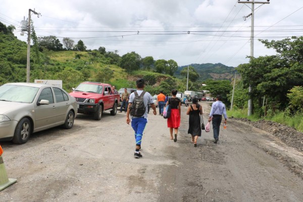 Falla geológica destruye tramo carretero hacia Ocotepeque