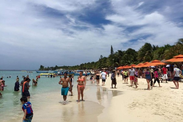 Cruceristas abarrotan la isla de Roatán