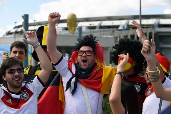Hinchas de Argentina y Alemania disfrutan de la fiesta de la final