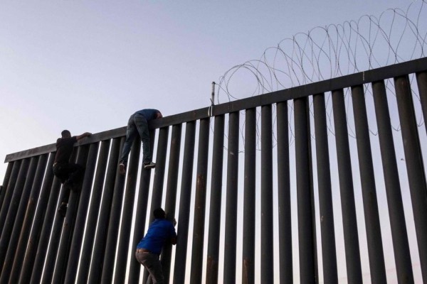 Muere inmigrante hondureña al caer del muro cuando intentaba ingresar a EEUU