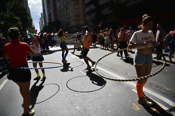 Protestan al estilo carnaval contra el Mundial de Brasil