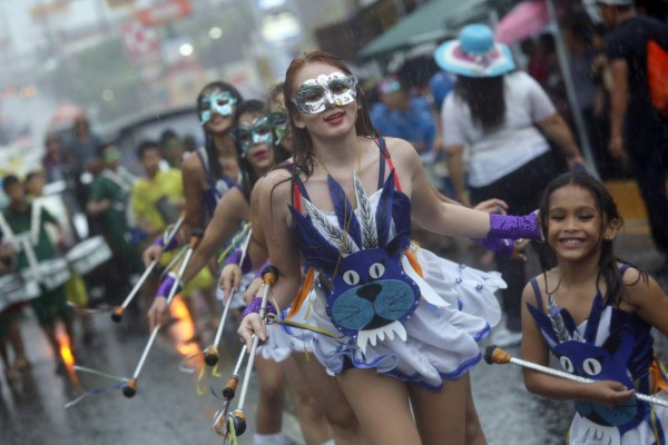 Ni la lluvia detuvo carnaval de Tegucigalpa