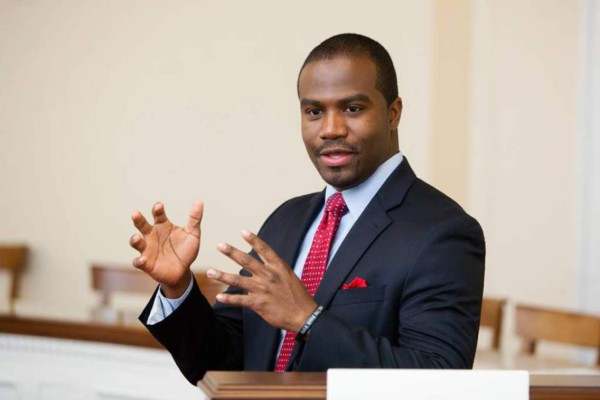 Hillary nombra a hondureño como director de su campaña en Virginia