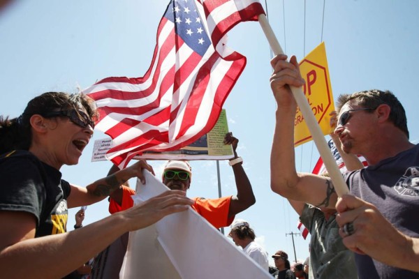 Antiinmigrantes se enfrentan con grupos defensores en EUA