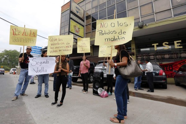 En la 'cuerda floja” tres movimientos políticos
