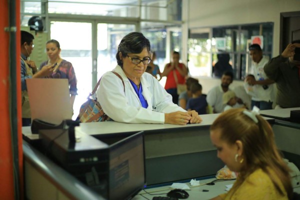 Comparecen a declarar médicos del IHSS citados por la fiscalía en SPS