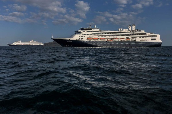Cruceros con muertos y enfermos de coronavirus a la deriva tras rechazo de Florida