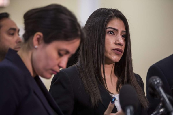 'Vi morir a mi hija': Madre migrante denuncia 'crueldad' en centros de detención de EEUU