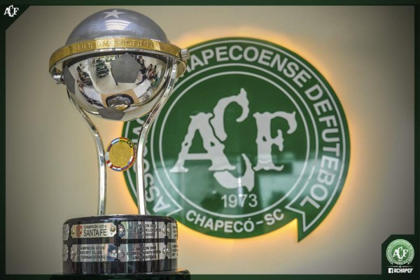 El Chapecoense cambia su escudo tras la tragedia aérea
