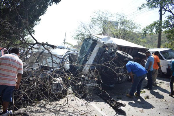 Video: Camión pierde el control en el bulevar del este en San Pedro Sula