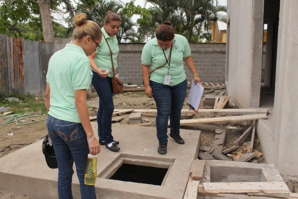 IHSS monta campaña de abatización en colonias aledañas a sus instalaciones