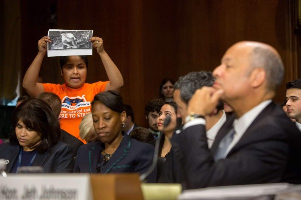 'Tienes sangre en tus manos', gritan inmigrantes a Johnson