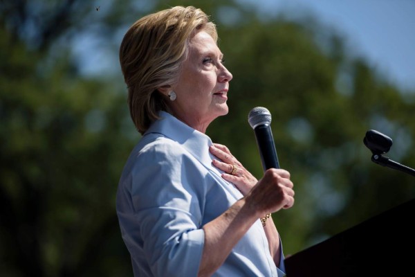 Un ataque de tos pone en aprietos a Clinton en un mitin en Ohio