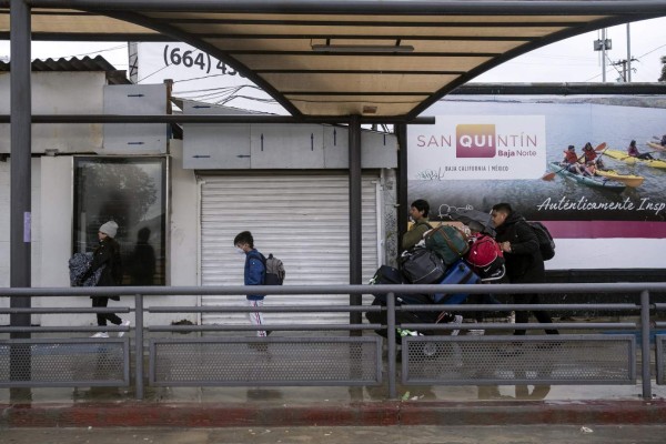 EEUU acuerda con México suspensión del 'tráfico no esencial' en la frontera