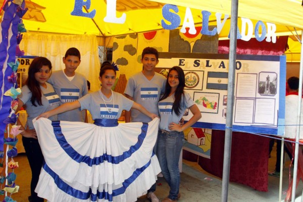 Jóvenes hondureños exaltan la cultura internacional