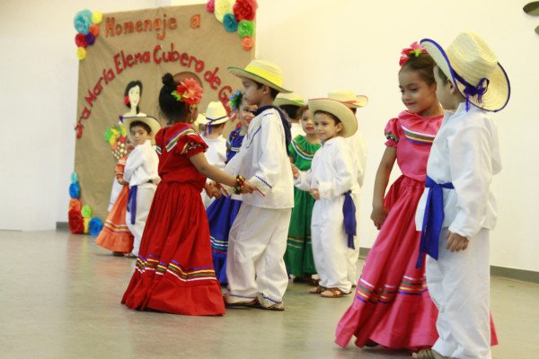 Alumnos de escuelas bilingües se lucen en Festival