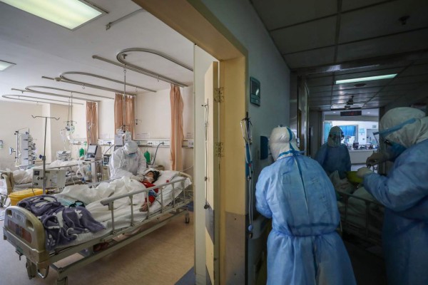 Muertes por coronavirus se elevan a 1,800 en China