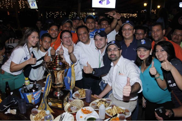 Festejo de campeón del Honduras Progreso en el que se valía beber