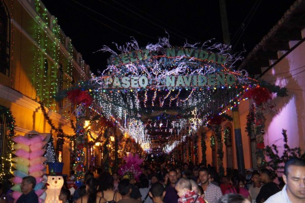 Vistoso Paseo Navideño ilumina y contagia de alegría a Comayagua