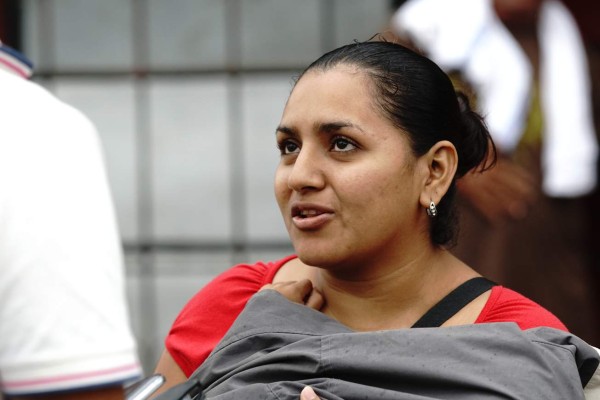 Con el agua a la cintura, limeños tratan de rescatar sus pertenencias