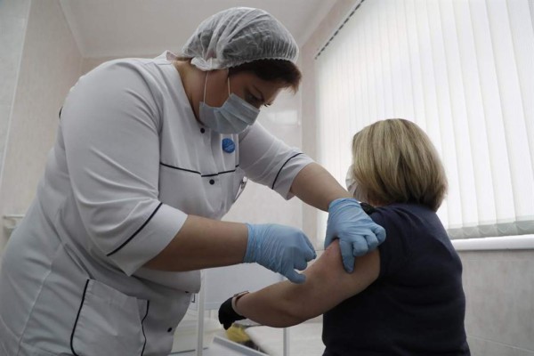 Rusia autoriza la vacunación con Sputnik V para mayores de 60 años  