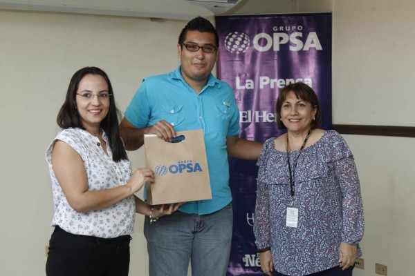 Grupo Opsa entrega pin de antigüedad