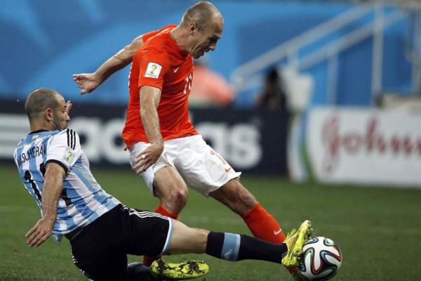 Video: La salvada de Mascherano ante Robben que valió como un gol